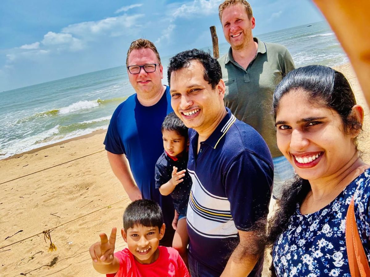 Saman Groep team during a relaxed outing at a beach, together with their remote colleague Daniel and his family.